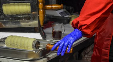 Geleneksel Çek şekerli pastası, trdelnik ya da trdlo 'yu pişirin. Açık ateşte pişirilmiş tatlı hamur tüpleri. Sokak yemeği..