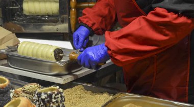 Geleneksel Çek şekerli pastası, trdelnik ya da trdlo 'yu pişirin. Açık ateşte pişirilmiş tatlı hamur tüpleri. Sokak yemeği..