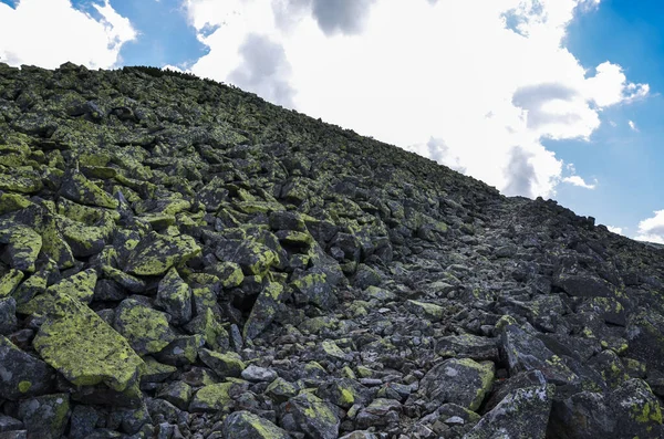 Grandes Pierres Lichen Contre Colline Couverte Nuages Dans Région Gorgany — Photo