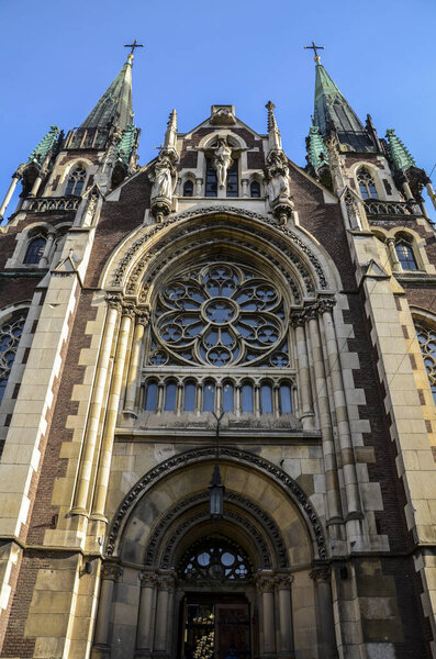 Фасад церкви свв. Ольга и Елизавета на фоне ясного неба в старом городе, Львов, Украина