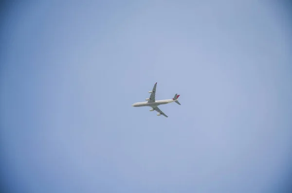 Flying Passenger Plane Sunny Blue Sky — Stock Photo, Image