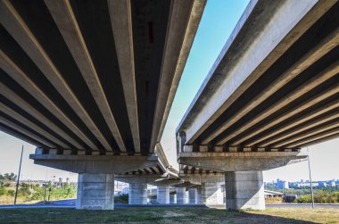Altyapı ve kamu inşaat teması için ekspres yol kullanımının beton yapı üstgeçidi