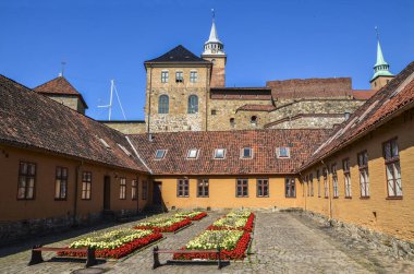 Oslo 'daki Ortaçağ kalesi Akershus Kalesi. Bir yaz gününde Norveç 