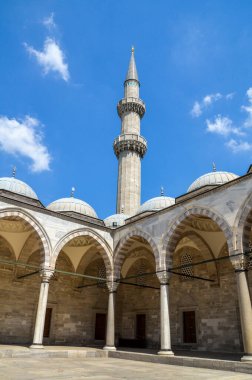 İstanbul, Süleyman Camii 'ndeki kemerli galeri ile çevrili iç avlu manzarası 