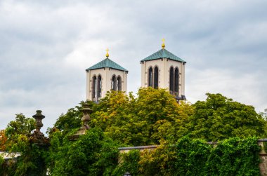 Avusturya, Salzburg 'daki Mirabell Sarayı' nın şehir bahçesinden St. Andrew kilisesinin manzarası.