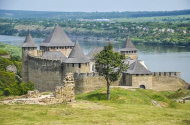 Ortaçağ Khotyn kalesinin manzarası. Kale, Dinyester Nehri 'nin sağ kıyısında. Ukrayna 'nın ünlü turistik mekanı ve tatil beldesi. Khotyn. Chernivtsi bölgesi. Ukrayna.