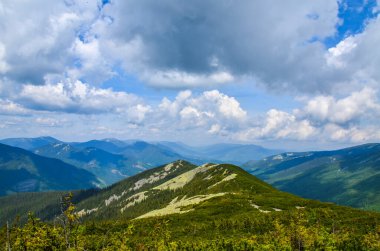 Karpatların dağlık arazisi bulutlu bir günde, Gorgany, Ukrayna