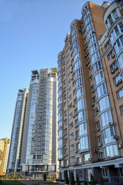 Mavi gökyüzü arka planındaki çok katlı yeni bina, Kyiv, Ukrayna