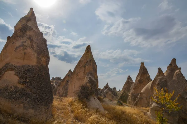 Bulutlu Gökyüzü Kapadokya Türkiye Eşsiz Kireçtaşı Piramitleri — Stok fotoğraf