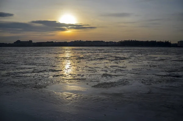 Západ Slunce Zamrzlé Řece Nevě Zimě Petrohrad Rusko — Stock fotografie