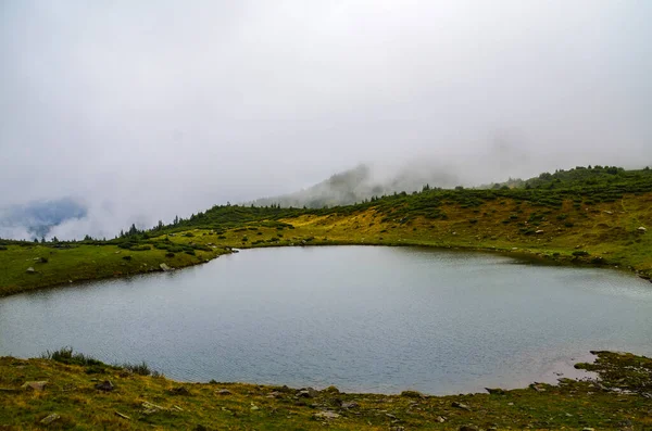 Montañas Los Cárpatos Día Nublado Otoño Lago Vorozheska Cresta Svydovets —  Fotos de Stock