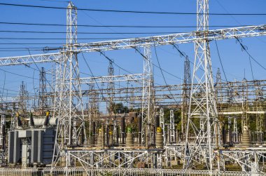 Yüksek voltajlı trafo: Voltajı yükseltmek veya düşürmek için kullanılan ekipman, yüksek voltajlı elektrik santrali