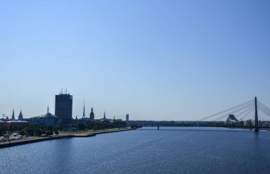 Riga, Letonya 'daki Daugava Nehri üzerindeki modern yapı ve köprüye bak