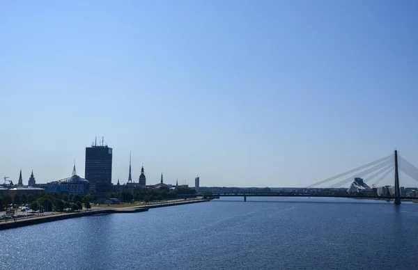 Vista Del Moderno Edificio Puente Sobre Río Daugava Riga Letonia — Foto de Stock