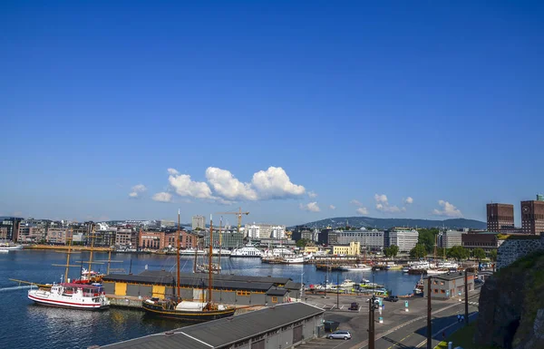 Aker Brygge ve Radhuset limanında (belediye binası), Oslo, Norveç