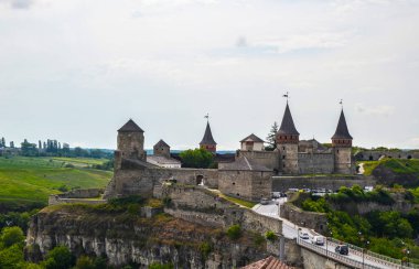 Ukrayna 'nın Khmelnytsky bölgesinde bulunan Kamianets-Podilskyi kalesinin yaz manzarası. Kamianets-Podilskyi kalesi turistler arasında çok popüler..