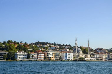 Beylerbey Camii 'nin manzarası, modern binalar ve set İstanbul, Türkiye' den İstanbul, İstanbul