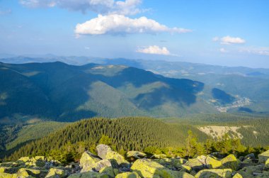 Karpat Dağları vadisindeki Mikulichyn köyü 1542 metre yükseklikteki Khomyak Dağı 'nın tepesinden görülmektedir. Hutsul dağların eteklerindeki ahşap evler. Ukrayna