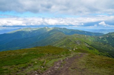Yaz aylarında Karpat Dağları 'nda dağ sırası kornohorası ile mahmuzlar. Ukrayna 'nın Pip Ivan Dağı' nın tepesinden görüntü