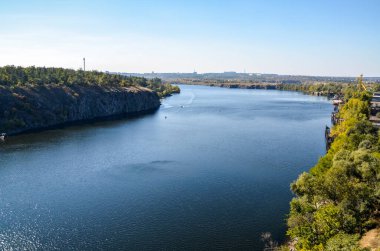 Dnipro Nehri kıyısında, Ukrayna 'nın Zaporozhye şehrindeki Khorytsia adası yakınlarında.