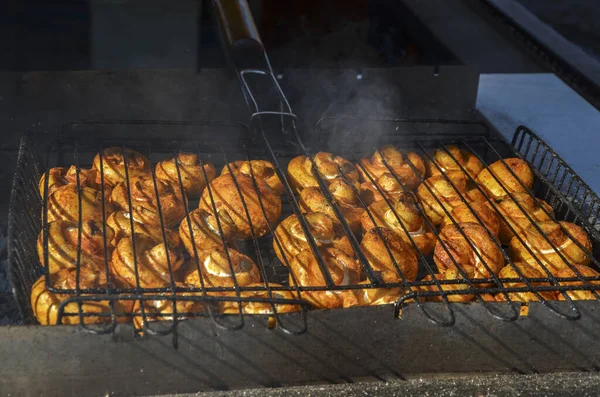 Grillowane Grzyby Gorącym Węglem Drzewnym Wolnym Powietrzu Gotowane Kozieradce — Zdjęcie stockowe