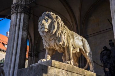 Feldherrnhalle 'in önündeki aslan heykeli Odeonsplatz, Münih, Bavyera, Almanya