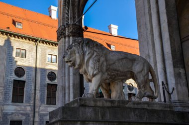 Feldherrnhalle 'in önündeki aslan heykeli Odeonsplatz, Münih, Bavyera, Almanya