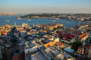 Türkiye 'deki Galata kulesinden İstanbul' un geniş ölçekli manzarası. Asya ve Avrupa sınırı var..