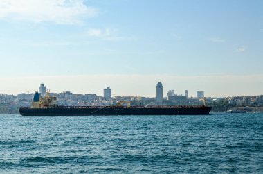 İstanbul, Türkiye 'deki Boğaz' da bir nakliye tankeri.