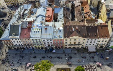 LVIV, UKRAINE - 26 Mayıs 2013: Ukrayna Belediye Binası 'nın tepesinden güzel Lviv' in manzarası 