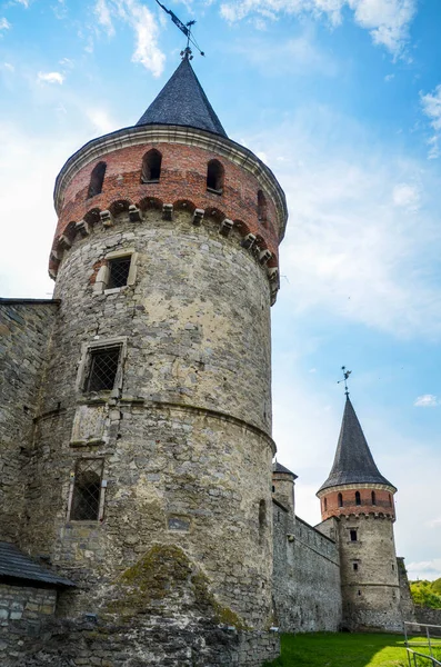 Kamyanets-Podilsky, Ukrayna 'da birçok yüksek kulesi olan eski taş kalenin fotoğrafı