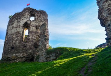 Buchach 'taki kale harabelerine bahar manzarası güzel gökyüzü, Ternopil bölgesi, Ukrayna.