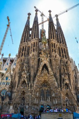 BARCELONA, İspanya - 26 Haziran 2017: Gaudi 'nin sıradışı dışavurumcu binası, İspanya' nın Barcelona kentindeki Sagrada Familia. Bina Roma Katolik bazilikası, katedral değil.. 