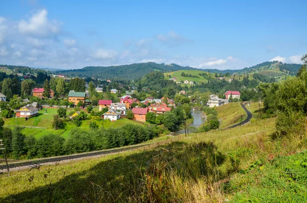 Landsbygdsutsikt Över Karpaterna Sommaren Karpaterna Vilda Bergslandskapet Vorohta Ukraina Royaltyfria Stockfoton