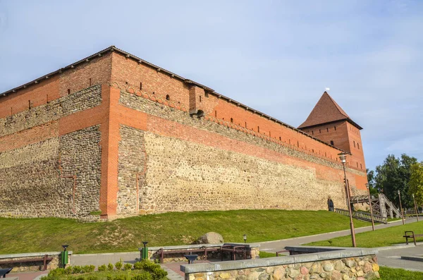 リダ城 ゲディミナ城 古い要塞オレンジの色 ベラルーシのリダ市に位置しています — ストック写真