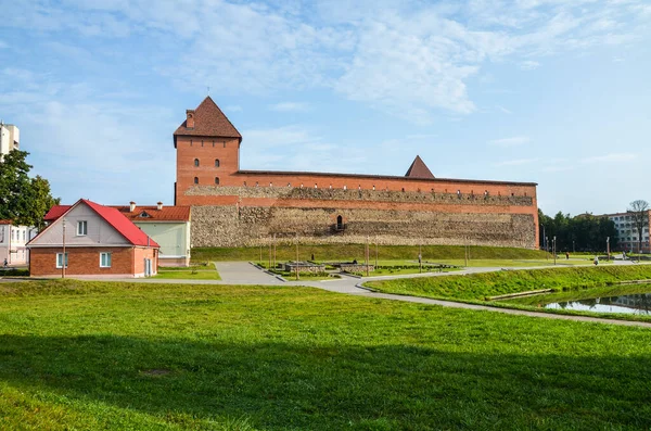 リダ城 ゲディミナ城 古い要塞オレンジの色 ベラルーシのリダ市に位置しています — ストック写真