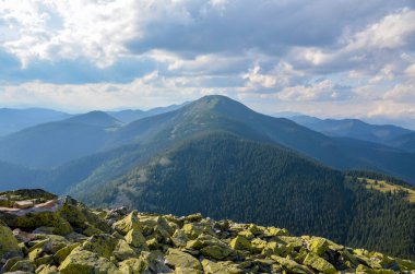 Homyak Dağı 'ndan Sinyak Dağı' na Gorgany enkaz alanları, Karpatlar, Ukrayna