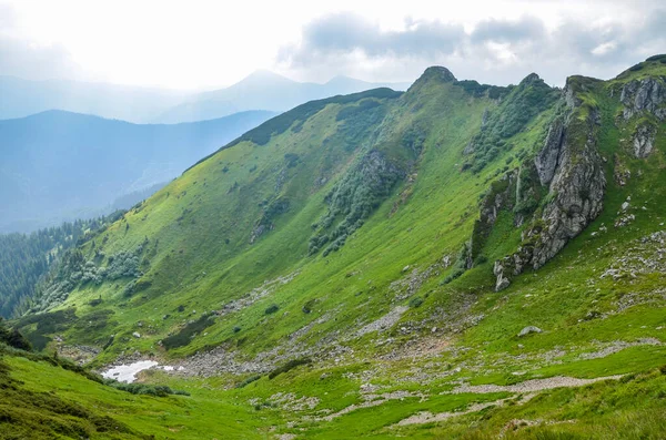 Majestueuse Chaîne Montagnes Collines Escarpées Couvertes Herbe Verte Luxuriante Crête — Photo