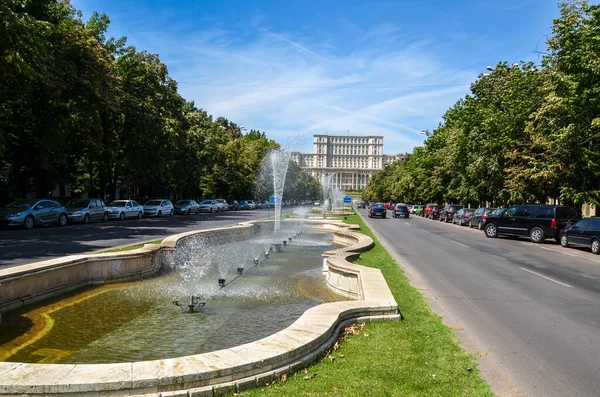 Romanya 'nın Bükreş şehir merkezindeki Union Square Fountain and House of the People or Parliament Palace (Casa Poporului) Manzarası (Bulevardul Unirii)
