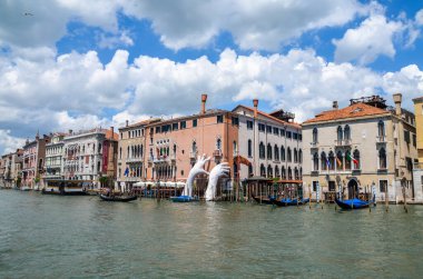 Venedik, İtalya - 29 Haziran 2017 Venedik 'teki binayı desteklemek için Büyük Kanal' ın suyundan dev eller yükseliyor. Büyük Lorenzo Quinn iklim değişikliğine karşı şehri destekliyor