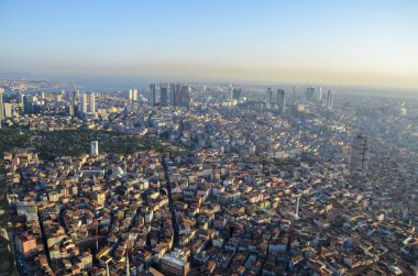 İstanbul şehir manzarası, İstanbul Sapphire gökdeleninden İstanbul, Türkiye 'de gün batımından önce İstanbul Boğazı' na bakan çok katlı bir bina.
