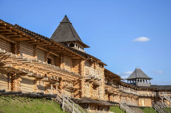 Kiev 'in antik mimarisinin bir parçası olan Kievan Rus parkı. Tarihi yer - Kazak köyü Kievan Rus. Antika ahşap evler, Ukrayna