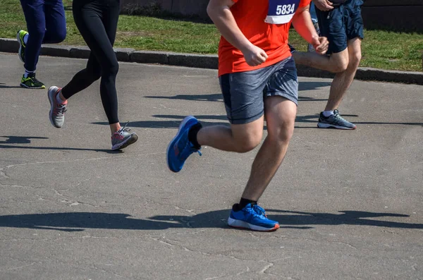 Şehir Yolunda Koşan Maraton Koşucusu Bacakları — Stok fotoğraf