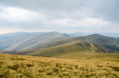 Dağ sırtları ve mesafeye uzanan bir patika. Svydovets tepelerinin yamaçları, Dragobrat, Karpatlar, Ukrayna