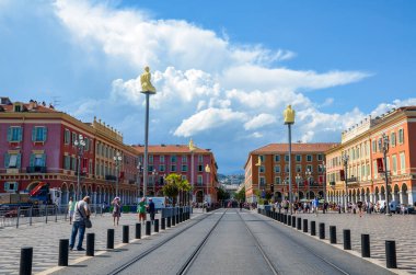 Güzel FRANCE - 28 Haziran 2017: Place Massena, klasik stil binaları ve çıplak heykelleri ile kentin yeni simgesi. Etrafı oteller, dükkanlar ve restoranlarla çevrili bir yaya meydanı