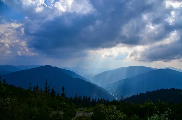 Hermosas Montañas Cárpatos Azules Contra Fondo Grandes Nubes Cúmulos Fondo — Foto de Stock