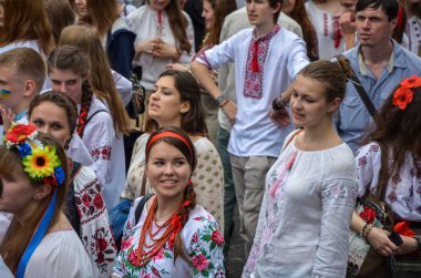 KYIV, UKRAINE 17 Mayıs 2014: Vyshyvanka olarak bilinen geleneksel Ukrayna kıyafetlerini giyen insanlar Kiev şehir merkezinde yürüyor ve vyshyvanka gününü kutluyorlar