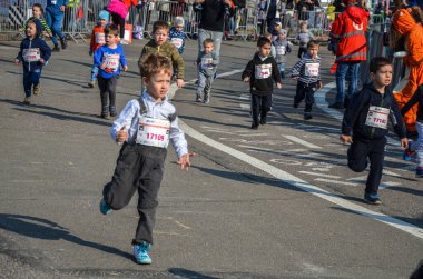 KYIV, UKRAINE - 6 Nisan 2019: 9. Nova Poshta Yarı Maraton 'da koşan çocuklar..