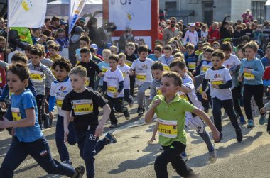 Koşu müsabakası başladıktan sonra bir grup kasıtlı küçük çocuk.