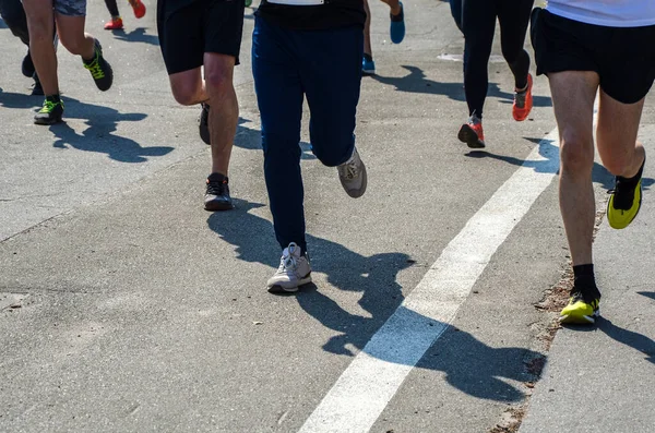 Laufgruppe Beim Stadtmarathon Einfrieren Aktion Nahaufnahme Von Laufschuhen Aktion Knie — Stockfoto